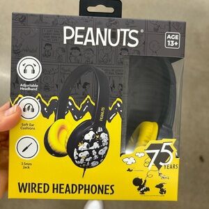 NWT Peanuts Wired Headphones with Snoopy Design